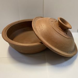 Clay pot with lid